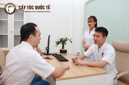 Bác sỹ Nguyễn Quốc Tuấn đang tư vấn cho bệnh nhân bị rụng tóc cấp độ 3