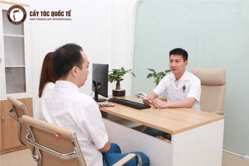 Bác sỹ Nguyễn Quốc Tuấn đang tư vấn cho anh Cường bị hói cấp độ 4
