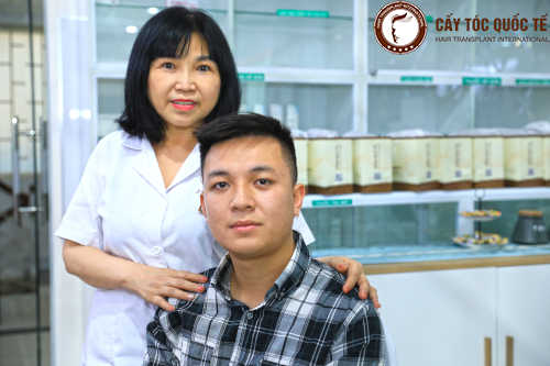 Bác sĩ Nhung tại phòng khám chụp ảnh cùng khách hàng cấy tóc trị hói trán