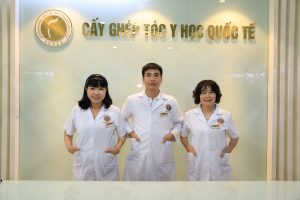 Bác sĩ Đinh Thị Nhung (bên trái) và đồng nghiệp tại phòng khám