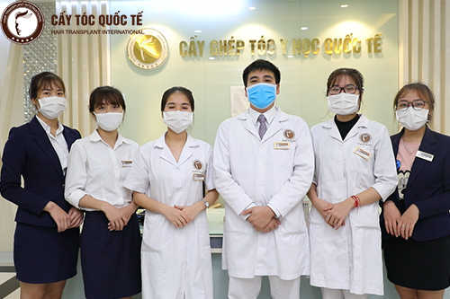 Bác sỹ Nguyễn Quốc Tuấn và đội ngũ y tá tại 38 Nguyễn Du, Hai Bà Trưng, Hà Nội.