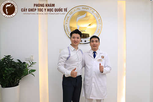 Đạo diễn Trọng Hưng và bác sĩ Nguyễn Quốc Tuấn tại phòng khám Cấy ghép Tóc y học Quốc Tế.