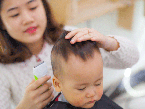 Rụng tóc ở trẻ em – Mẹ bỉm sữa nên thận trọng